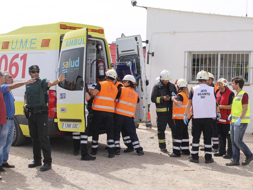 Un equipo sanitario trabajando sobre el terreno este lunes, tras la explosión en Pirotecnia Zaragozana.