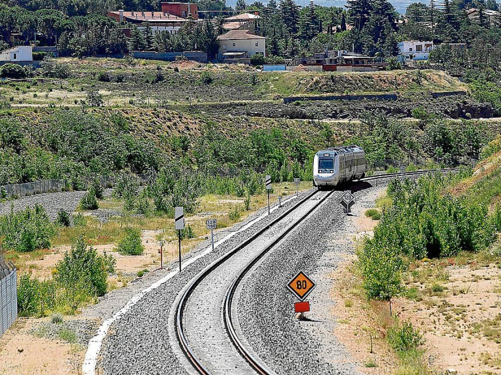 Un tren de pasajeros en la línea de Teruel.
