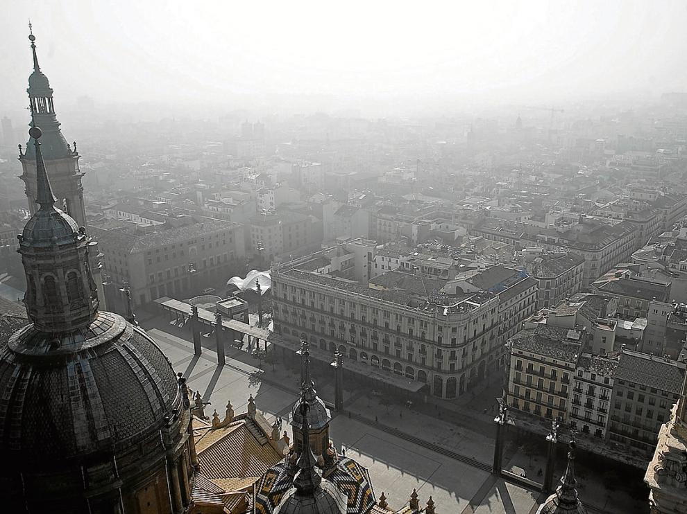 Neblina sobre el centro de Zaragoza en una imagen tomada desde una torre del Pilar.