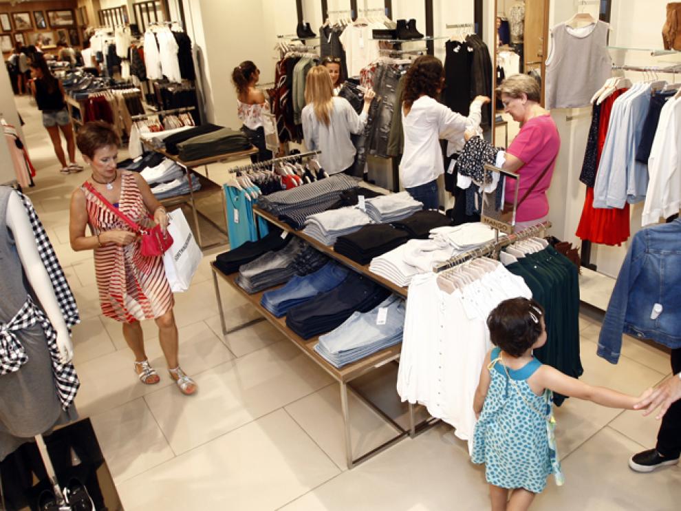 El público aprovecha el antepenúltimo día de rebajas en un comercio de la capital.