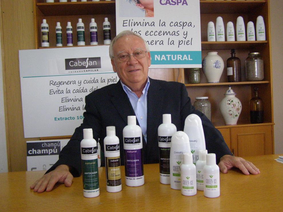 El turiasonense Ramón Pérez posa con sus productos.