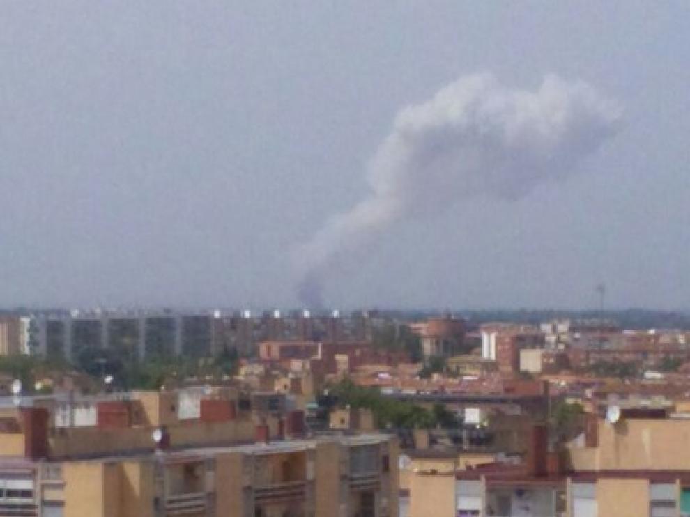 Una fuerte explosión en el entorno del aeropuerto de Zaragoza genera una gran columna de humo