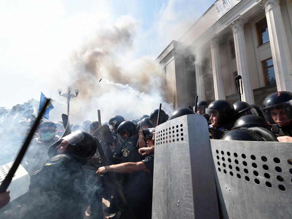 Las fuerzas de seguridad ucranianas custodiando el Legislativo ante la opresión de la revuelta.