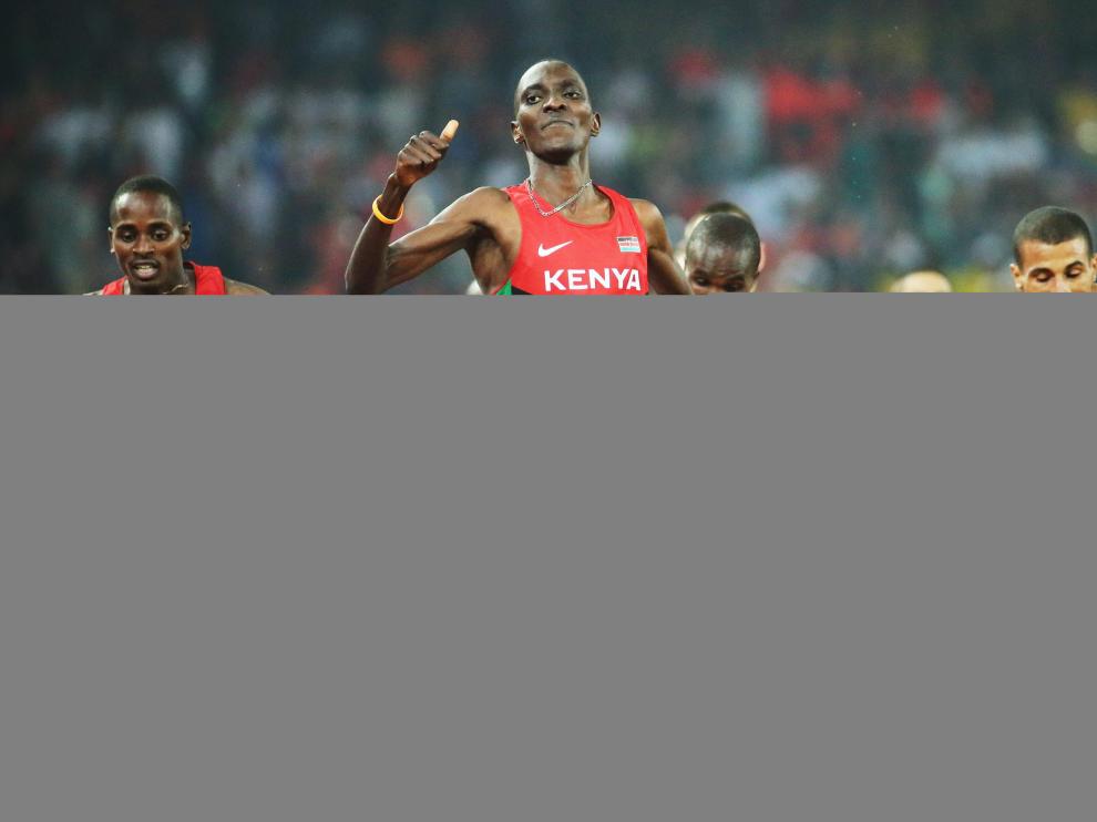 El keniata Asbel Kiprop que por tercera vez se coronó campeón de 1.500.