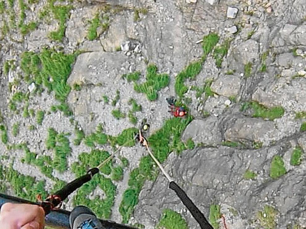 Rescate de un herido al caerle una roca en la pierna, el domingo.