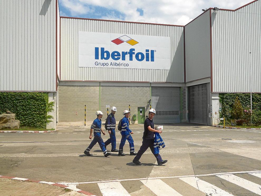 Varios operarios de Iberfoil, ayer, en las instalaciones de la empresa en Sabiñánigo.