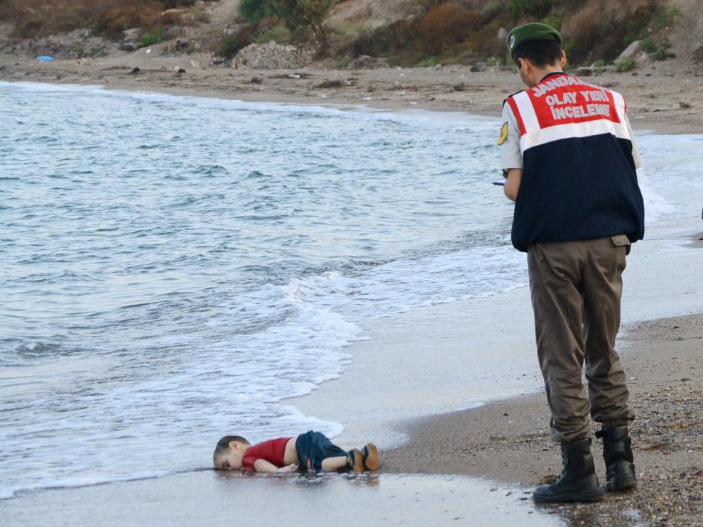 Un gendarme se acerca a un niño inmigrante que yace muerto en la playa turca de Bodrum, imagen de archivo.