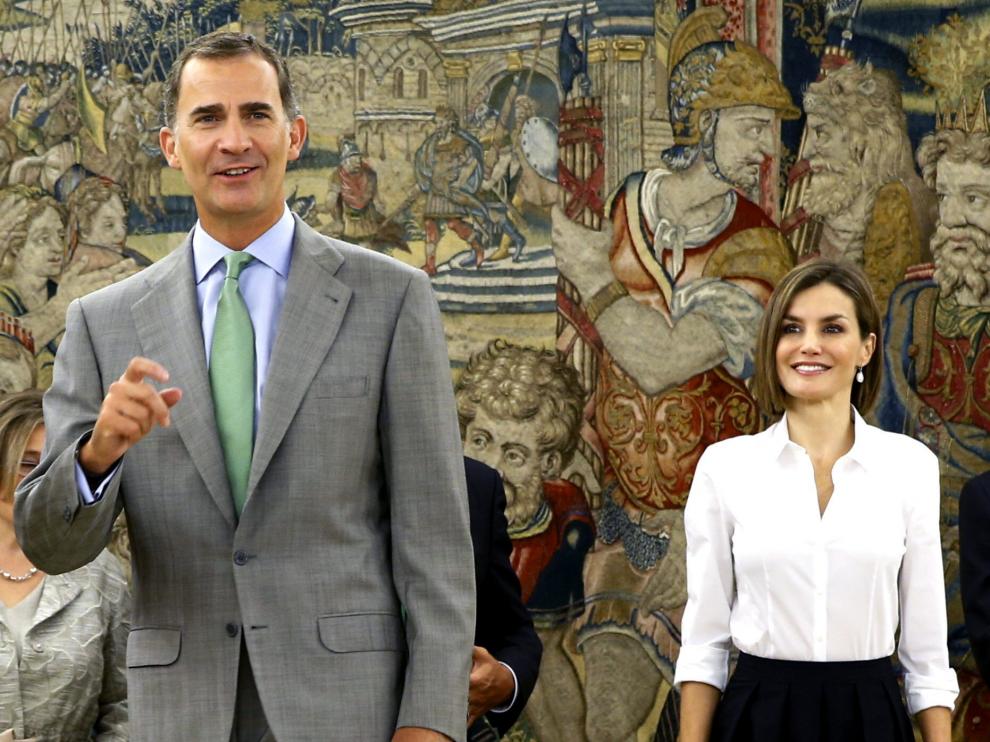 El Rey ha aparecido haciendo gala de muy buen humor al bromear con los fotógrafos.