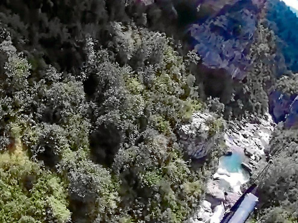 Especialistas de la Guardia Civil inspeccionan el cauce del Yaga desde el helicóptero.