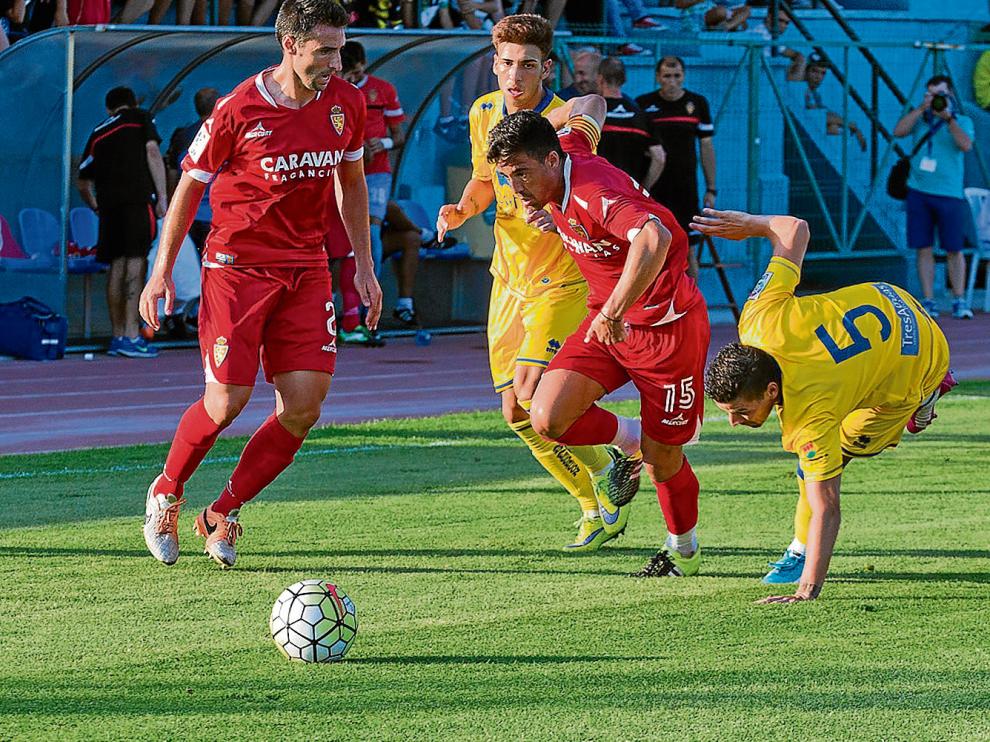 El zaragocista Pedro se marcha de la oposición del lateral izquierdo Razvan, durante el partido amistoso de ayer en Calatayud.