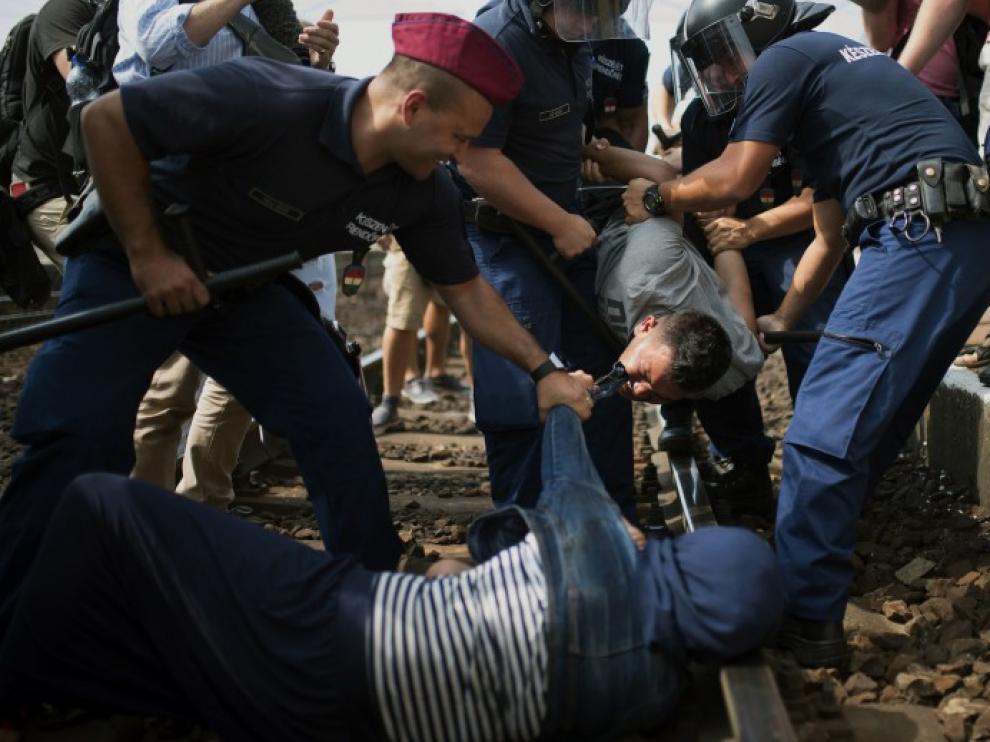 Un grupo de refugiados es reducido por la Policía en Budapest