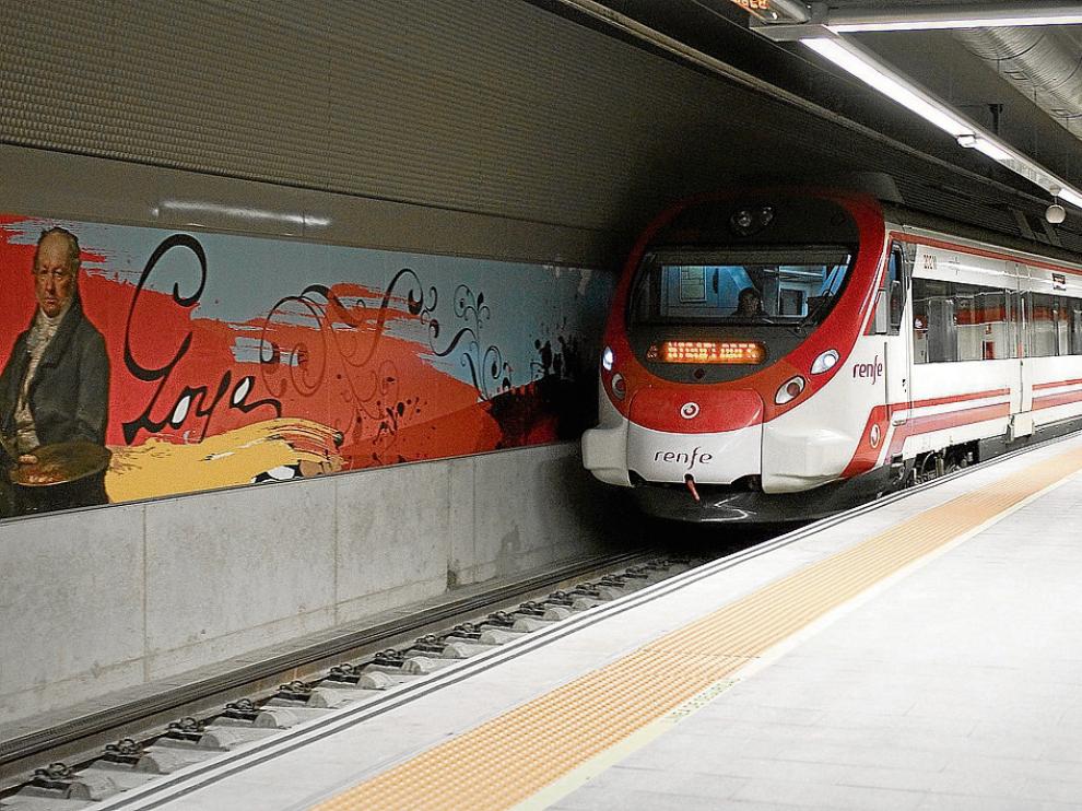 Un tren de cercanías, a su llegada a la estación de Goya.