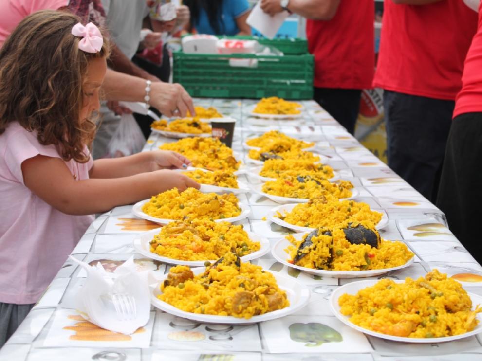 Raciones de paella repartidas este jueves en el Carreforu del Actur.