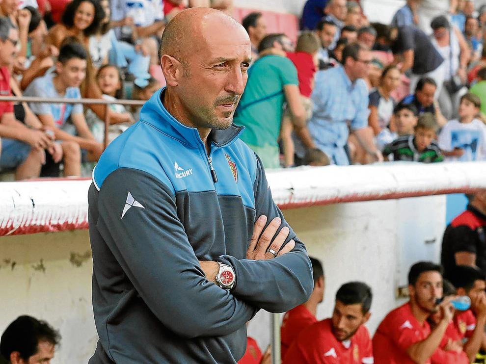 Ranko Popovic, con gesto serio, sigue el partido del sábado en Tarragona desde el banquillo zaragocista.