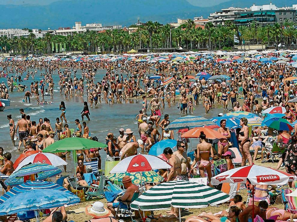 Éxodo masivo de las ciudades y la playa de Salou, llena. La que se ha convertido con los años en la "playa de los aragoneses por excelencia" estaba ayer hasta la bandera.