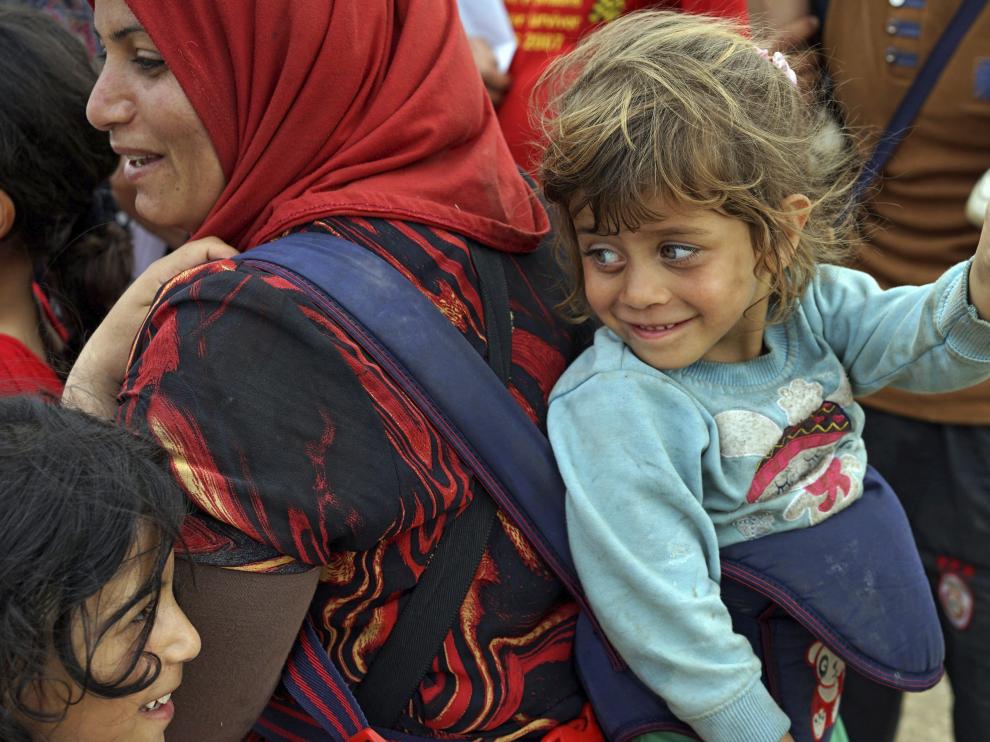 Refugiados sirios cruzan a pie la frontera macedonia procedentes de Grecia.