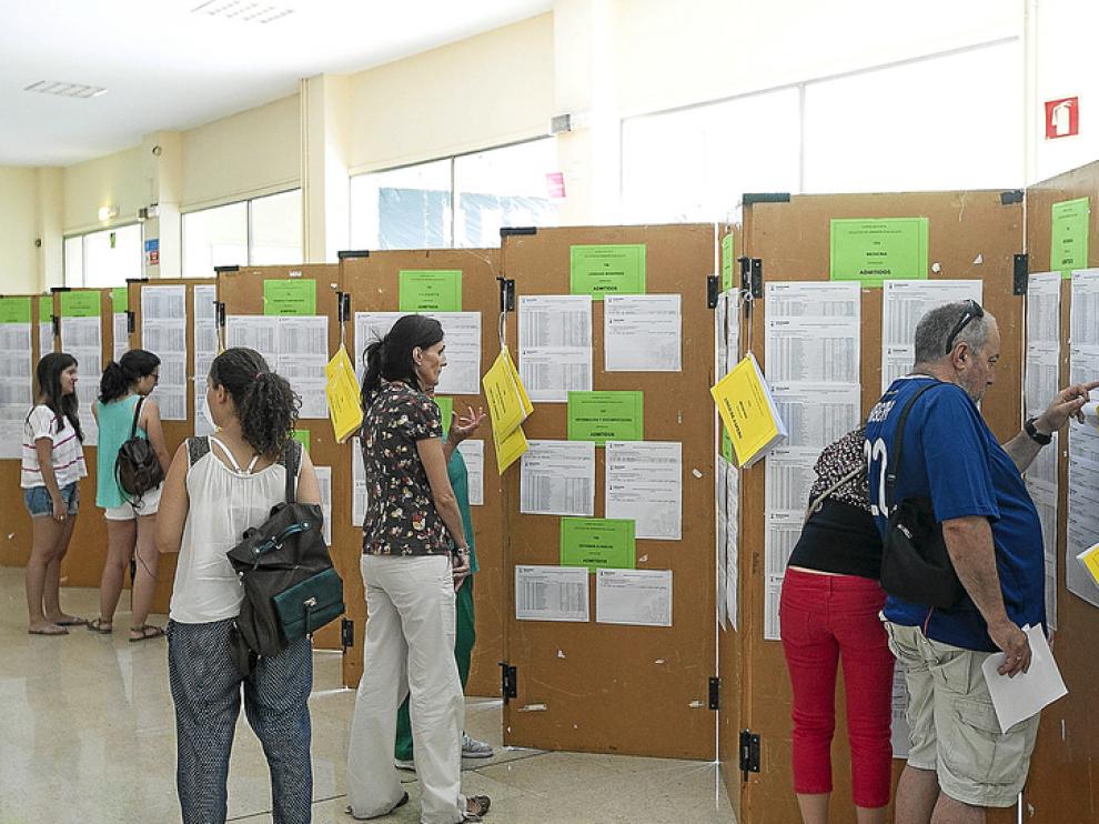 Alumnos consultan las listas de admitidos de la UZ.