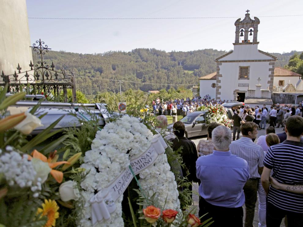 Más de un millar de personas han despedido esta tarde en las localidades coruñesas de Cambre y Carral a las seis víctimas mortales.