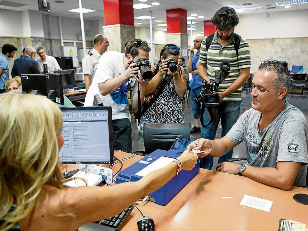 Antonio Morales fue uno de los zaragozanos que ayer obtuvieron su DNI 3.0.