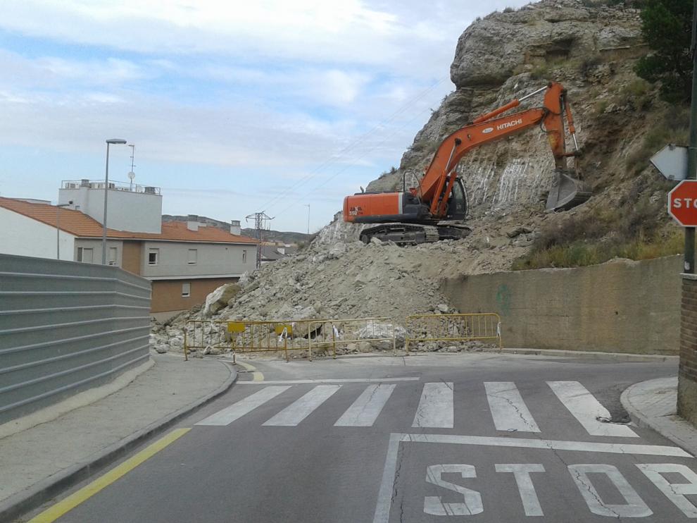 Trabajos de desescombro sobre la calle Joaquín Costa de Cuarte de Huerva, que ha sido cortada al tráfico.
