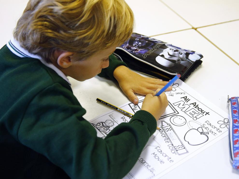 Foto de archivo de un niño en clase