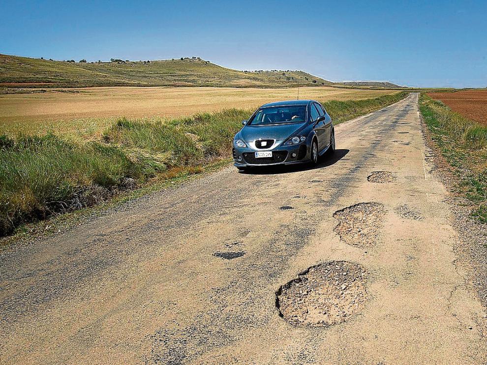 El mal estado del firme de la carretera que une Alfambra con Santa Eulalia en la foto preocupa a los vecinos.