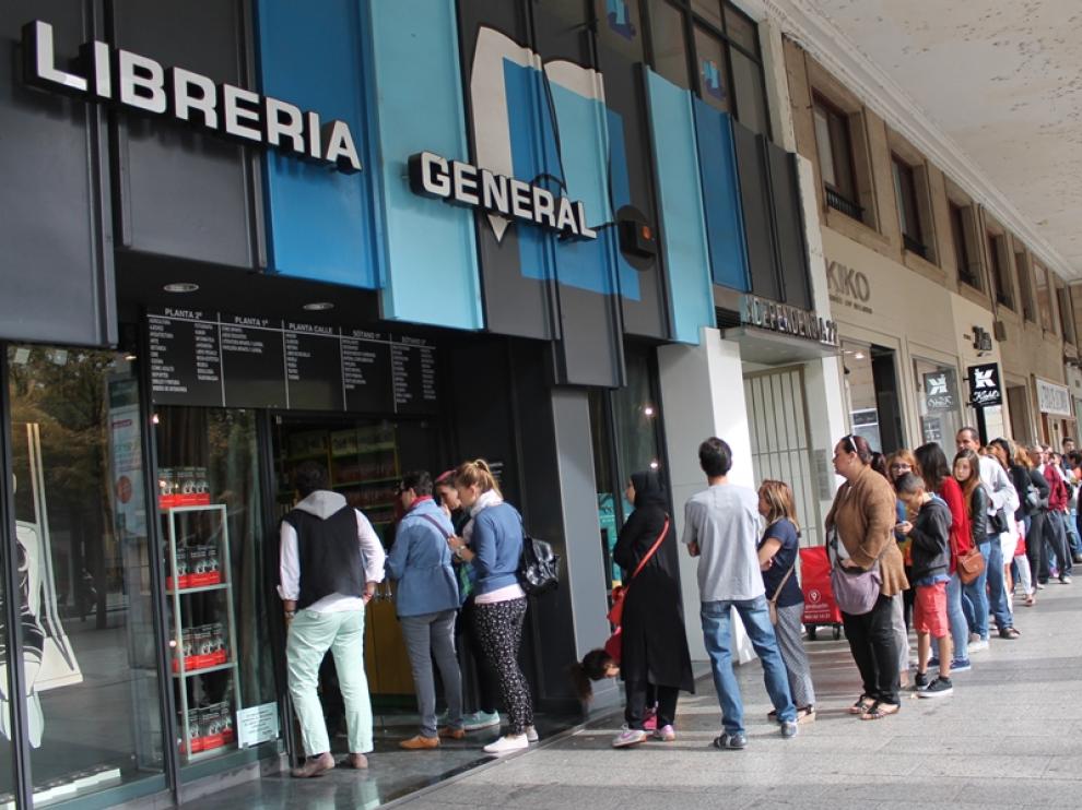 Filas para comprar libros de texto y material escolar.