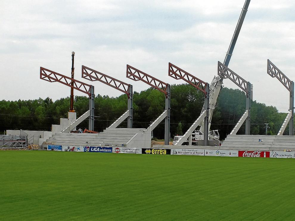 El estadio de Anduva presentaba este aspecto al principio de esta semana, tras 45 días de obras en su grada de general, que ha sido totalmente derruida y está en trance de ser reconstruida.