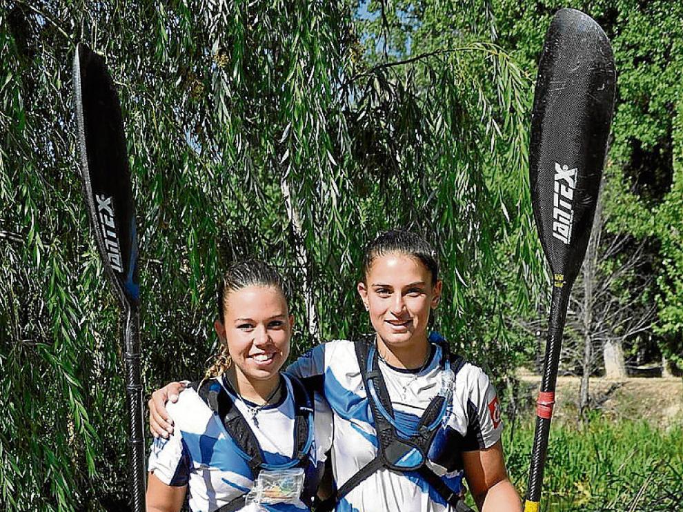 Las palistas del CN Helios Patricia Torres (i) y Belén Checa.