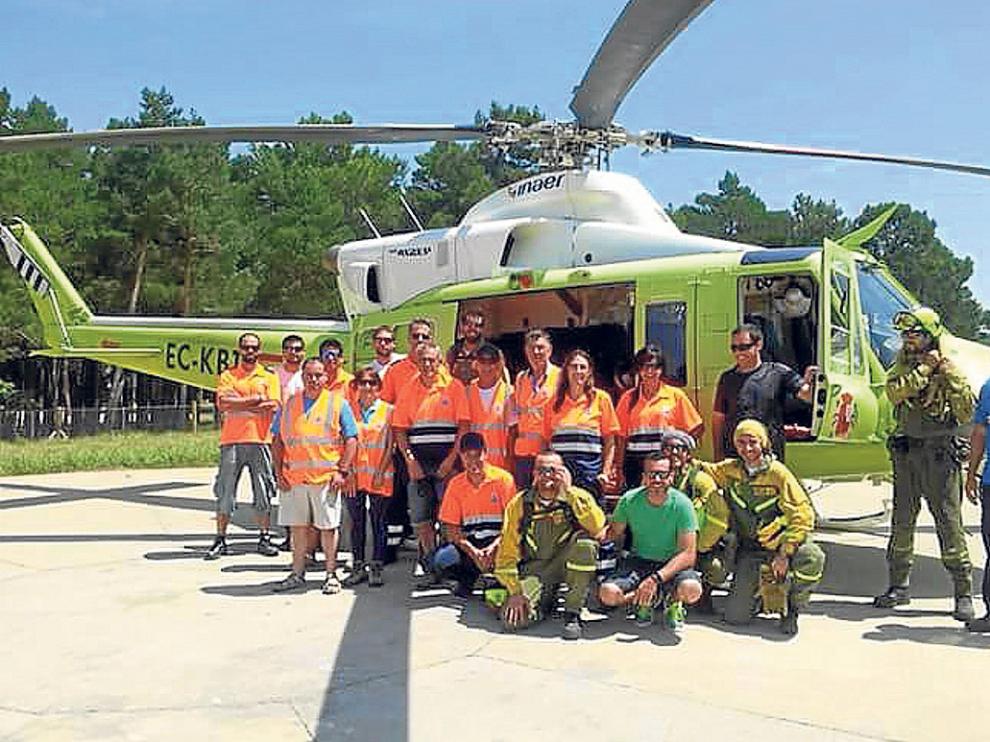 Integrantes de la Agrupación de Protección Civil de Alconaba con su característico uniforme.
