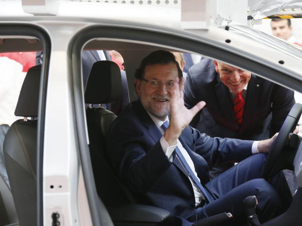 El presidente del Gobierno, Mariano Rajoy, junto al presidente de SEAT, Jürgen Stackmann, saluda desde el interior de un prototipo