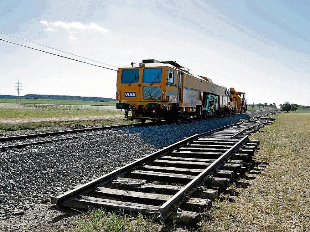 Tres semanas de trabajos de Huesca a Plasencia del Monte. La línea ferroviaria de Canfranc se reabrió el pasado 8 de mayo después de remozar ocho kilómetros de vía.