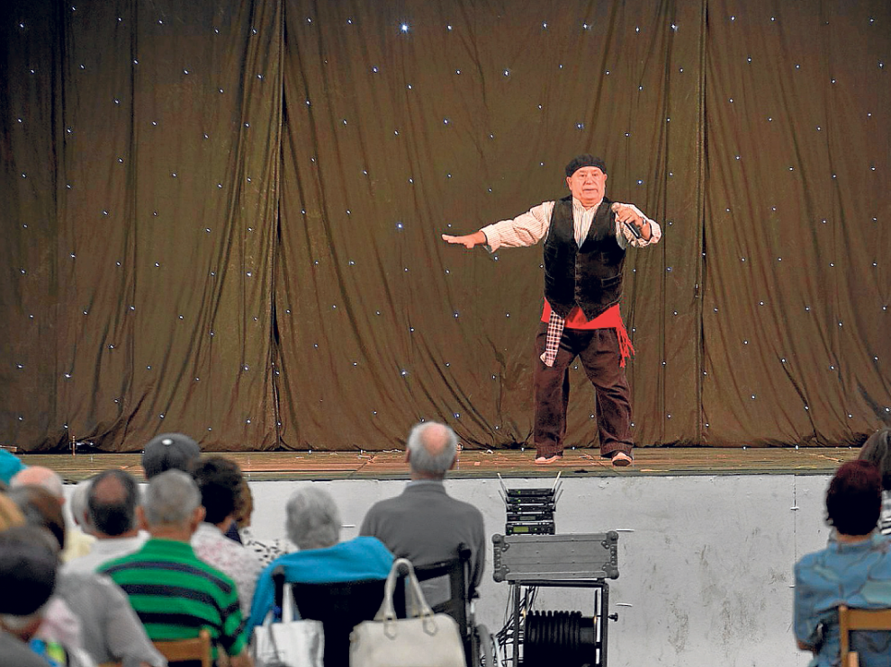 Marianico el Corto divirtió ayer a los mayores de Calatayud, en el último día de fiestas.