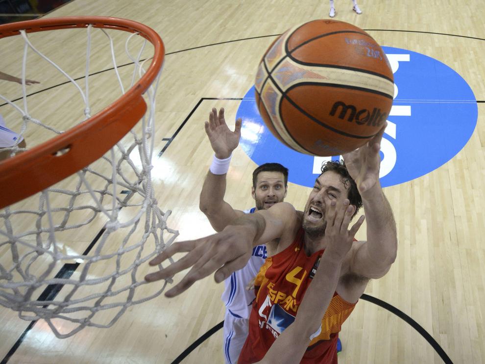 España Pau Gasol lanza a canasta ante Hlynur Baeringsson.