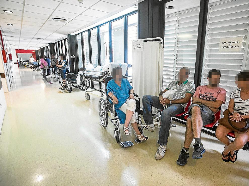 A primera hora de la tarde, algunos pacientes esperaban en los pasillos que rodean los boxes de Urgencias del hospital Clínico.