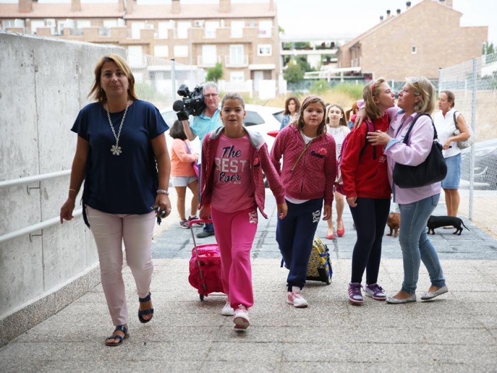 Padres y alumnos del colegio Ánfora, a su llegada al nueva centro educativo de Cuarte de Huerva.