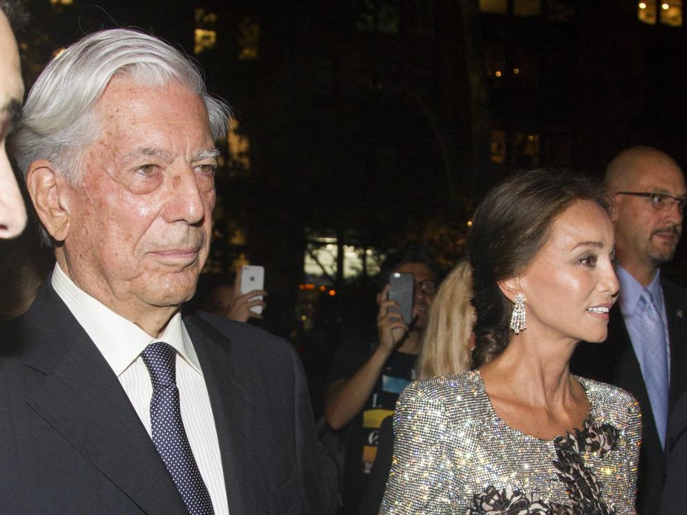 El escritor peruano Mario Vargas Llosa y su novia, Isabel Preysler.