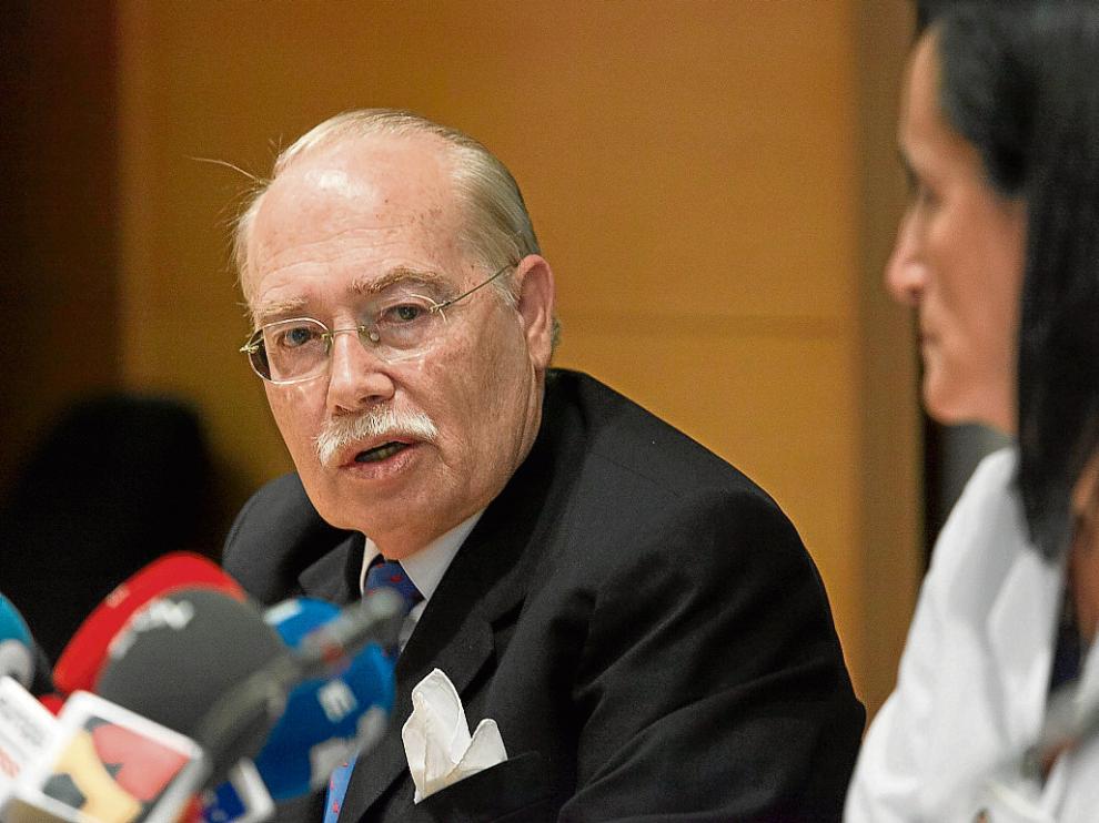 El doctor Val-Carreres, en la rueda de prensa ofrecida en el hospital Quirón de Zaragoza.