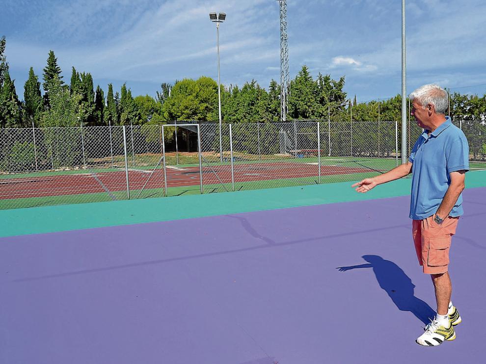 El presidente del Club de Tenis de Tauste, Antonio Maciá, señala las pistas que se remodelarán.