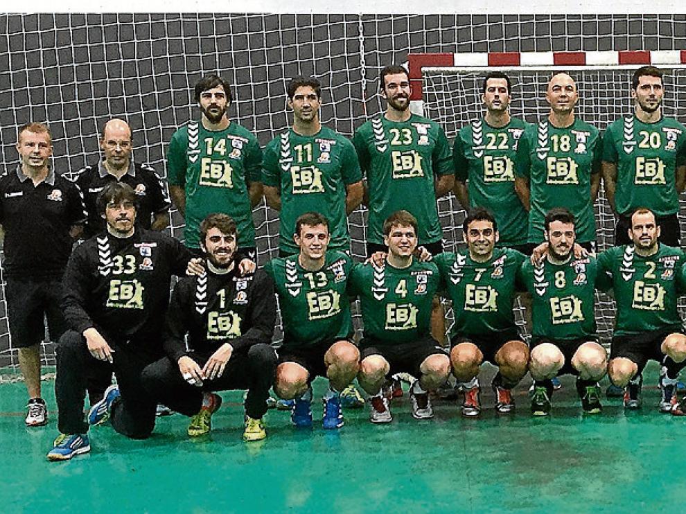Imagen de la plantilla y cuerpo técnico del BM Aragón ayer en Tarazona.