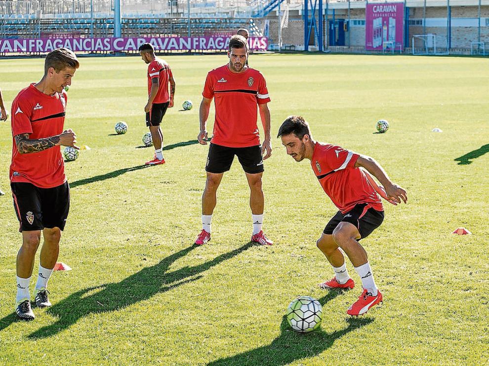Isaac, con el balón, rodeado de Wilk, Ortuño y Morán durante el entrenamiento del equipo en la Ciudad Deportiva.
