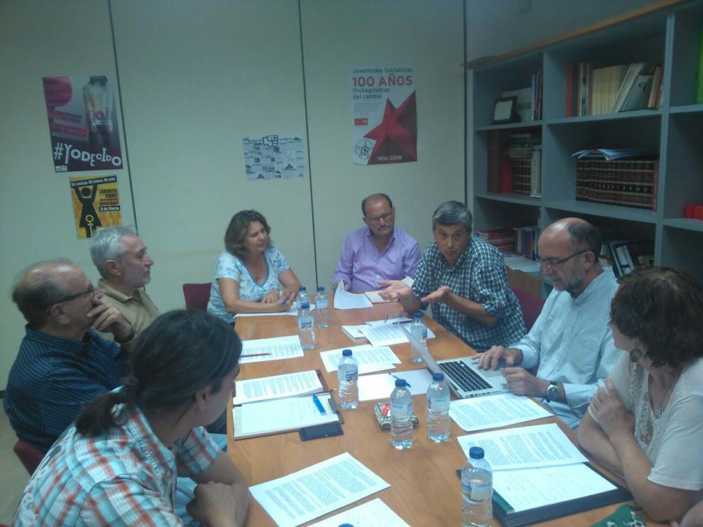 Representantes de colectivos vecinales y expertos en medio ambiente, con militantes socialistas en la sede del PSOE de Teruel.