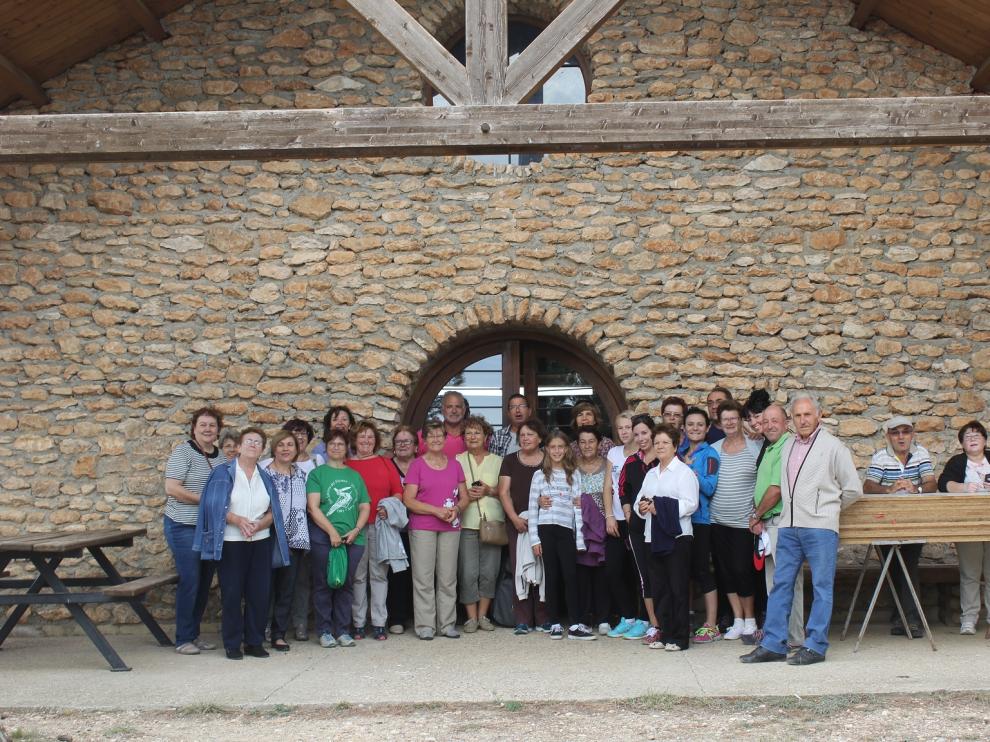 Algunos de los vecinos posan a la entrada de la ermita de Santa Águeda.