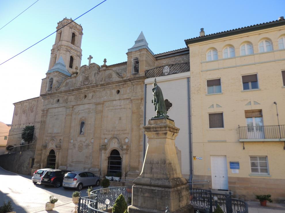 Estatua de San José de Calasanz delante del santuario del santo, en su pueblo natal, Peralta de la Sal, en Huesca.