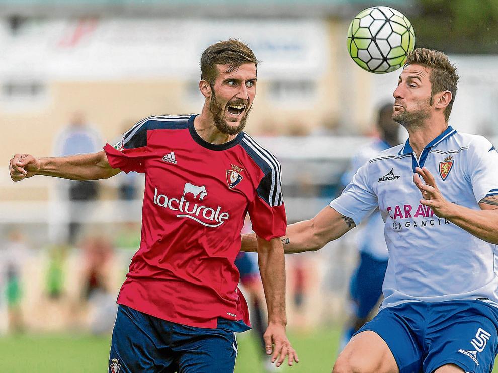 Rubén intenta llevarse un balón aéreo ante un jugador de Osasuna.