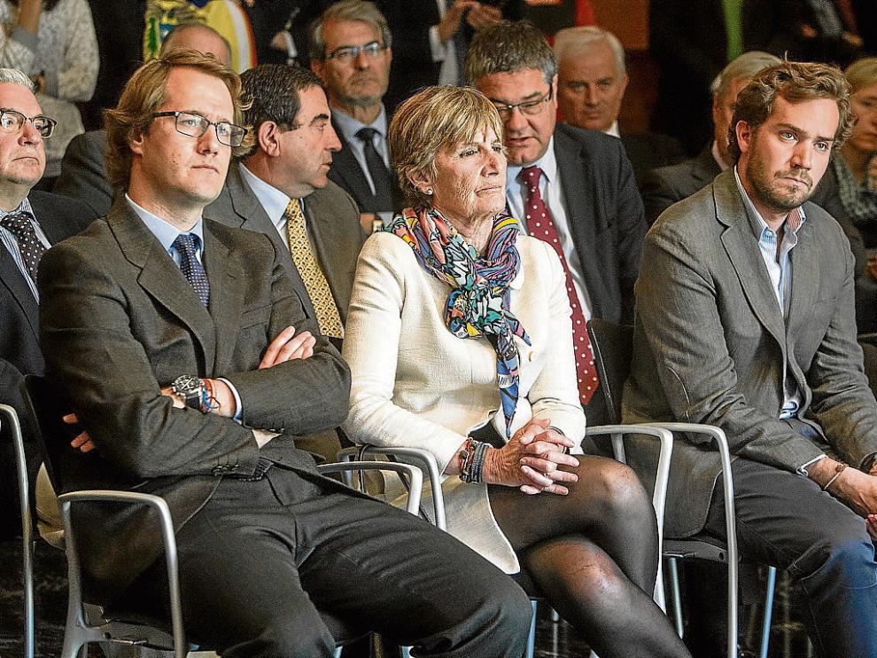 De izquierda a derecha, Manuel Giménez, su madre Ana Larraz y su hermano Borja.