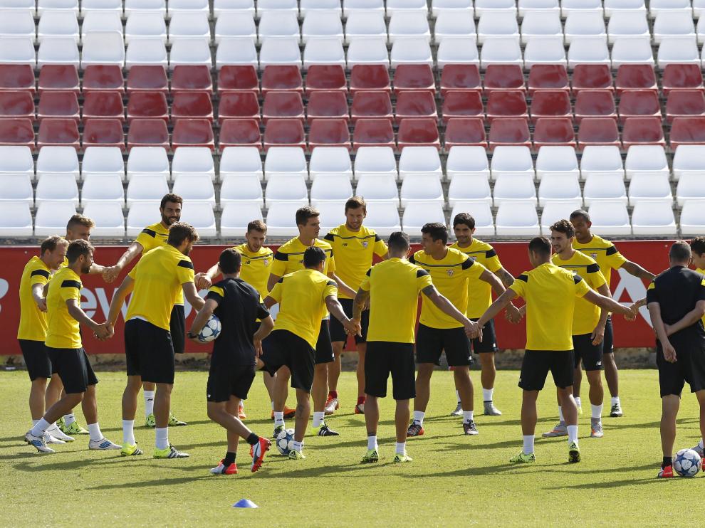 Los jugadores del Sevilla durante un entrenamiento previo al encuentro contra el Moenchengladbach.