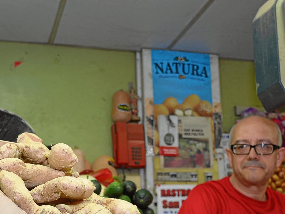 Juan Carlos del Río vende jengibre fresco en su puesto del Mercado Central de Zaragoza.