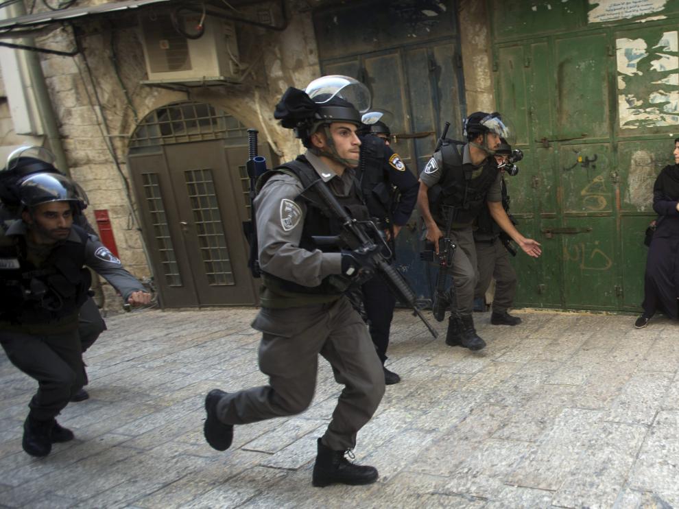 La policía forcejea con palestinos a los que se les impide el paso a la Explanada de las Mezquitas de Jerusalén.