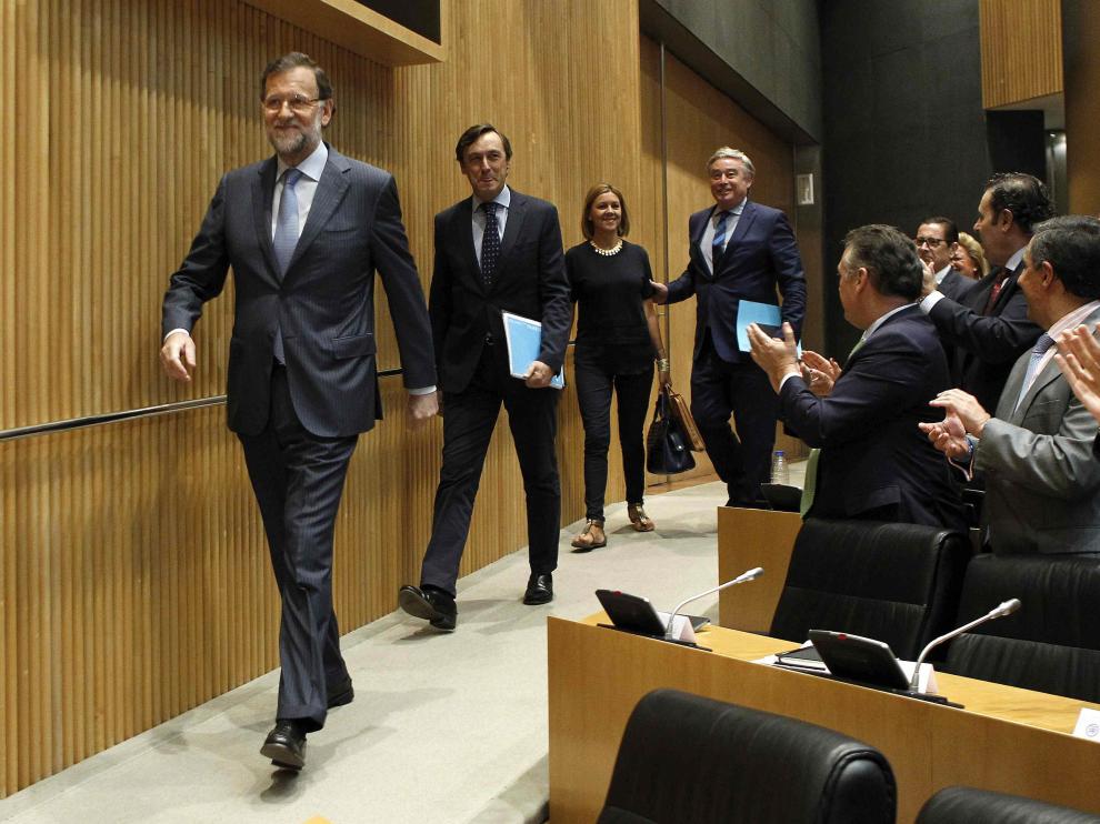 l presidente del Gobierno, Mariano Rajoy (i), junto al portavoz parlamentario popular, Rafael Hernando (2i), la secretaria general del PP, María Dolores de Cospedal